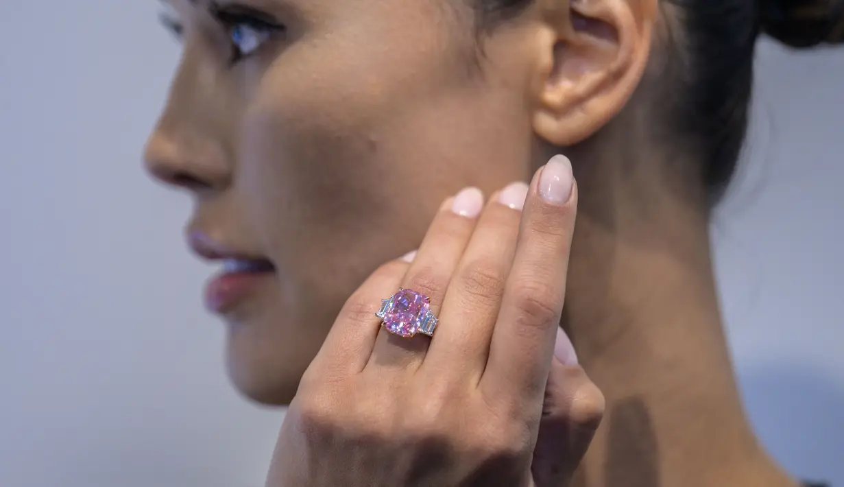 Rekor dunia saat ini untuk berlian atau batu permata apapun yang dijual di pelelangan dipegang oleh "CTF Pink Star," berlian oval 59,6 karat berwarna merah muda cerah dan mewah yang terjual dengan harga US$71,2 juta pada bulan April 2017 di Sotheby's di Hong Kong. (Photo by ANGELA WEISS / AFP)