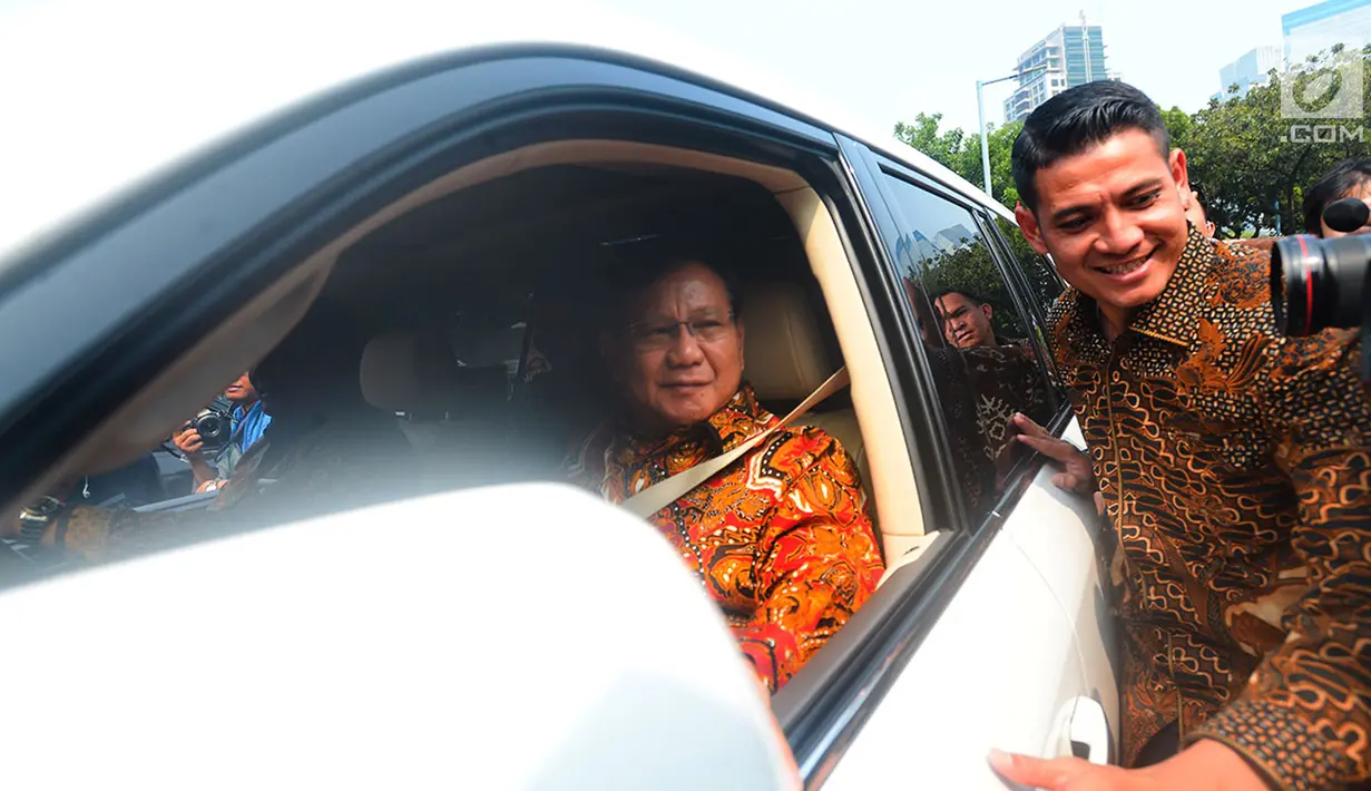 Ketua Umum Gerindra, Prabowo Subianto berada di dalam mobilnya seusai melakukan pertemuan dengan Ketua Umum Partai Demokrat Susilo Bambang Yudhoyono (SBY) di kawasan Mega Kuningan, Jakarta, Kamis (9/8). (Merdeka.com/Imam Buhori)