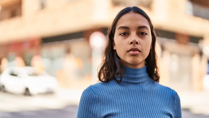 serius tidak tersenyum marah