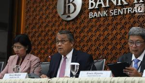 Gubernur BI Perry Warjiyo (tengah) didampingi DGS Destry Damayanti (kiri) dan Deputi Gubernur Erwin Rijanto (kanan) memberi keterangan pers hasil Rapat Dewan Gubernur di Kantor BI, Jakarta, Kamis (19/9/2019). BI menurunkan suku bunga acuan BI7DRR menjadi 5,25 persen. (Liputan6.com/Angga Yuniar)