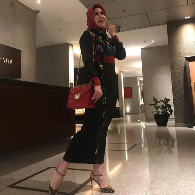 Gaya Kasual Venna Melinda Pakai Baju Bernuansa Hitam, Tampil Modis. (Sumber: Instagram/vennamelindareal)