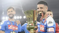 Pemain Napoli Lorenzo Insigne memegang trofi setelah timnya mengalahkan Juventus pada final Coppa Italia di Olympic Stadium, Roma, Italia, Rabu (17/6/2020). Napoli menjadi juara Coppa Italia 2019-2020 setelah mengalahkan Juventus lewat drama adu penalti. (Filippo MONTEFORTE/AFP)