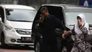 Para pengguna jalan terpaksa menutupi hidung dengan tangan saat melintasi Jalan Kemukus, Tamansari, Jakarta, Senin (24/11/2014). (Liputan6.com/Faizal Fanani)