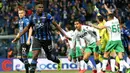 Striker Atalanta, Duvan Zapata, merayakan gol yang dicetaknya ke gawang Sassuolo pada laga Serie A di Stadion Mapei, Reggio Emilia, Minggu (26/5). Atalanta menang 3-1 atas Sassuolo. (AP/Paolo Magni)