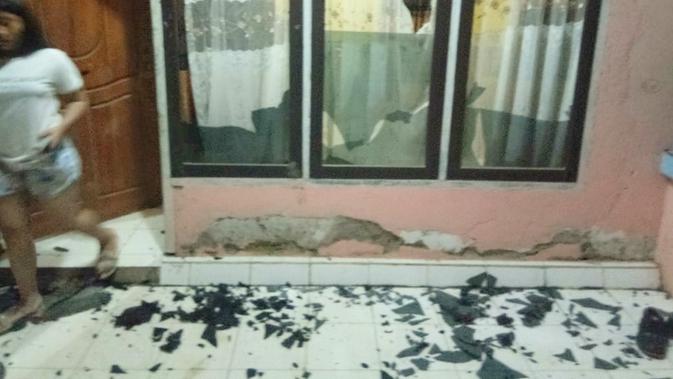 Rumah milik korban Husnayuda (68) yang dirusak sejumlah oknum anggota Brimob Polda Sultra, Minggu (7/4/2019) sekitar pukul 1.30 Wita. (Akbar Fua/Liputan6.com)