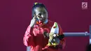 Atlet Para Powerlifting Indonesia, Ni Nengah Widiasih saat prosesi medali Womens Up to 41.00kg Asian Para Games 2018 di Jakarta, Minggu (7/10). Ni Nengah meraih perak perdana untuk Indonesia di Asian Para Games 2018. (Liputan6.com/Helmi Fithriansyah)