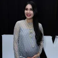 Saat ditemui di kawasan sekitar Jakarta pada Rabu (13/12), begini jawaban Sandra Dewi saat ditanya soal jenis kelamin anaknya. “Ada deeh,” kata Sandra Dewi. (Deki Prayoga/Bintang.com)
