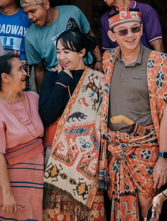 Puput Nastiti Devi menjadikan kain tersebut selendang di atas inner hitam lengan panjang. Lalu, kain Sumba tersebut juga dibuat sebagai bawahan. [@pluralljeko]