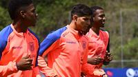 Bek Ekuador Felix Torres, bek Piero Hincapie, dan bek Willian Pacho berlari selama sesi latihan timnas di kompleks olahraga "Casa de la Selección" di Quito pada 18 Maret 2025, menjelang pertandingan kualifikasi Piala Dunia 2026 Amerika Selatan berikutnya. Ekuador akan bermain melawan Venezuela dan Chile. (Rodrigo BUENDIA/AFP)