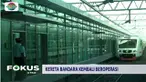 Sejumlah penumpang menggunakan kereta bandara yang mulai beroperasi kembali setelah sempat berhenti.