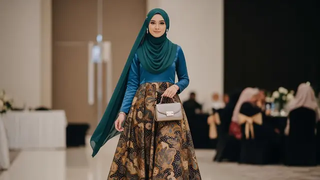 Gamis Batik Kombinasi Satin untuk Pesta Resmi dan Semi Formal