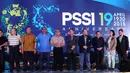  Sejumlah pengurus PSSI berdiri bersama saat perayaan ulang tahun PSSI ke-85 di Hotel JW Marriot, Surabaya, Minggu (19/4/2015). La Nyalla Mattalitti (keempat kanan) terpilih sebagai Ketua Umum PSSI 2015-2019. (Liputan6.com/Helmi Fithriansyah)