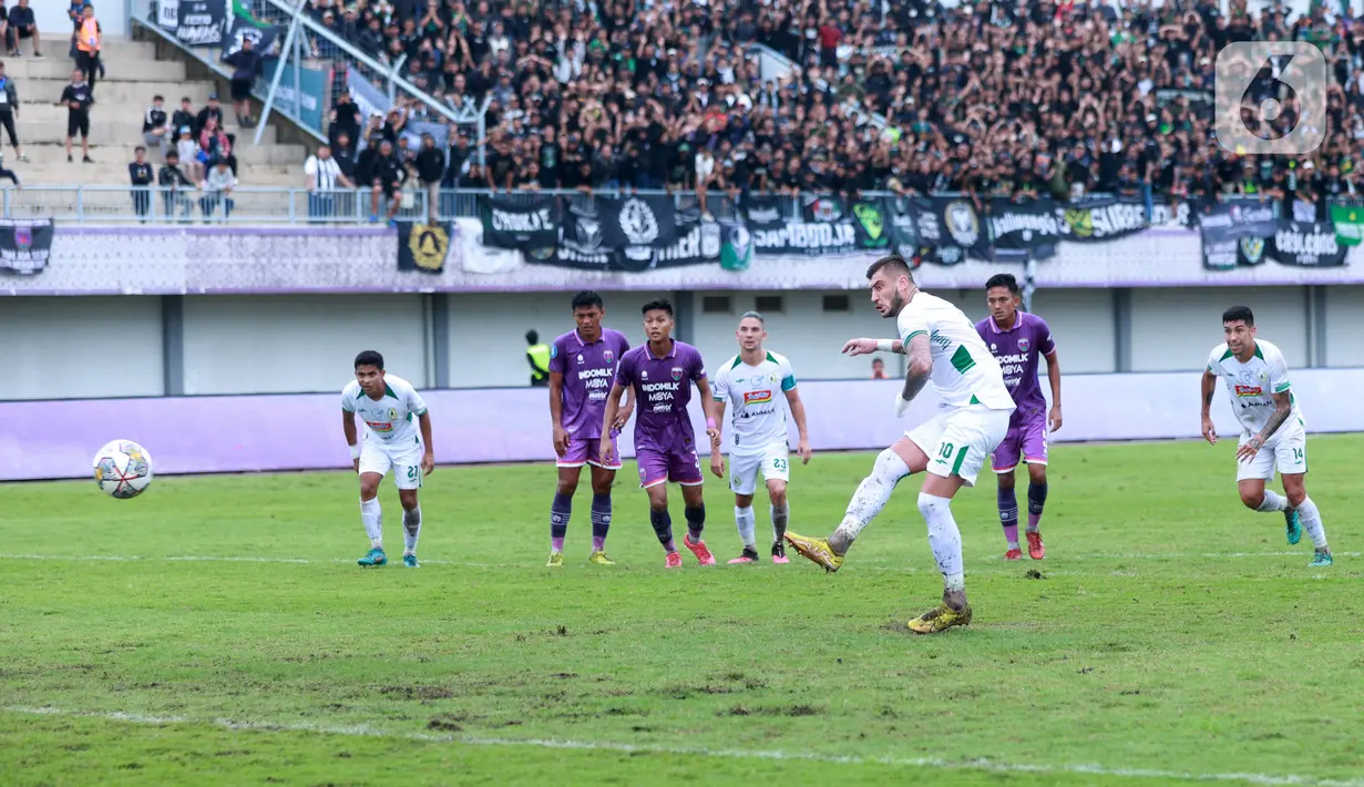 Pemain PSS Sleman, Yevhen Bokhashvili, melepaskan tendangan penalti saat melawan Persita Tangerang pada laga pekan ke-28 BRI Liga 1 2022/2023 di Stadion Indomilk Arena, Tangerang, Kamis (2/3/2023). PSS Sleman tertahan di posisi ke-15 dengan perolehan 28 poin dari 28 laga. (Bola.com/M Iqbal Ichsan)