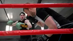 Petinju amatir saat sesi latihan di All Stars Boxing Club, Kiev, Ukraina, 10 Mei 2022. Suara hip hop bercampur dengan bunyi pukulan tinju saat sekelompok petinju melepaskan stres terpendam di tengah perang Ukraina. (Sergei SUPINSKY/AFP)