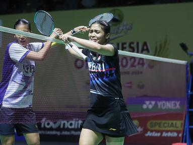 Derbi tuan rumah tak bisa terelakkan di sektor tunggal putri pada laga babak 32 besar turnamen bulu tangkis Indonesia Open 2024 di Istora Senayan, Jakarta, Selasa (4/6/2024). Tunggal putri terbaik Indonesia saat ini, Gregoria Mariska Tunjung sukses menjinakkan juniornya, Putri Kusuma Wardani lewat kemenangan dua game langsung 21-14, 21-17. Di babak 16 besar, Gregoria akan menantang tunggal putri Thailand, Supanida Katethong. (Bola.com/M Iqbal Ichsan)