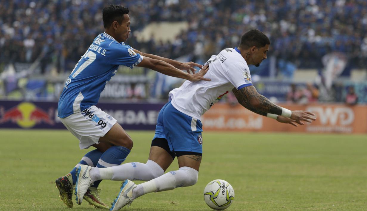 Striker Persib Bandung, Muchlis Hadi, mendorong bek Arema Malang, Arthur Cunha, pada laga Piala Indonesia di Stadion Si Jalak Harupat, Bandung, Senin (18/2). Persib bermain imbang 1-1 melawan Arema. (Bola.com/Vitalis Yogi Trisna)
