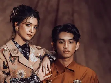 Rio Motret akui sulit memilih foto Cassandra Lee dan Ryuken Lie untuk diunggah di Instagram. Bernuansa cokelat, pasangan ini bikin terkesima. Cassandra Lee cantik dengan busana bercorak, sementara Ryuken Lie mengenakan busana polos. Diketahui pasangan muda ini mengenakan busana dari Mel Ahyar dan di-styling oleh fashion stylish Doley Tobing. (Liputan6.com/IG/@riomotret)