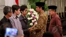 Presiden Jokowi (kedua kanan) dan Wapres Jusuf Kalla (kanan) memberikan ucapan duka cita kepada kedua anak dari Dubes RI untuk Pakistan, Burhan Muhammad di Gedung Pancasila, Kemenlu, Jakarta, Selasa (19/5/2015). (Liputan6.com/Faizal Fanani)   