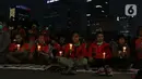 Beberapa peserta aksi unjuk rasa memegang lilin saat doa bersama lintas agama di Kawasan Patung Kuda, Jakarta, Selasa (10/11/2020). Sejumlah massa gabungan dari berbagai organisasi buruh dan mahasiswa berunjuk rasa menolak pengesahan Omnibus Law UU Cipta Kerja. (Liputan6.com/Helmi Fithriansyah)