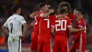 Para pemain Wales merayakan gol bunuh diri yang dilakukan bek Azerbaijan, Pavlo Pashayev, pada laga Kualifikasi Piala Eropa 2020 di Cardiff City Stadium, Cardiff, Jumat (6/9). Wales menang 2-1 atas Azerbaijan. (AFP/Geoff Caddick)