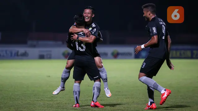 Foto: Teja Paku Alam Gagalkan Penalti Mantan, Persib Bandung Kalahkan Pemuncak Klasemen BRI Liga 1