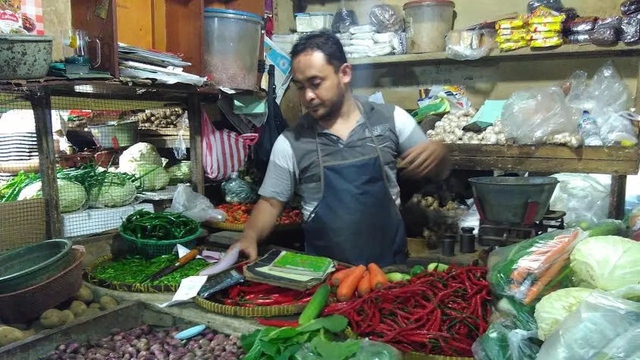  Petani resah dengan peredaran kentang impor di pasar tradisional yang dinilai merugikan. Namun pedagang mengaku juga lebih suka menjual kentang produksi petani lokal. (Liputan6.com/Fiki Ariyanti)