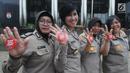 Sejumlah polisi wanita (polwan) menunjukkan pin antikorupsi di depan Gedung KPK, Jakarta, Kamis (29/8/2019). Jelang HUT ke-71 Polwan RI, sejumlah polisi wanita menggelar pertemuan dengan Wakil Ketua KPK Irjen Pol (Purn) Basaria Panjaitan. (Merdeka.com/Dwi Narwoko)