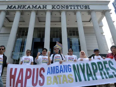 Sebagian dari pemohon pengajuan uji materi Pasal 222 UU No.7 Tahun 2017 tentang Pemilu di depan Gedung Mahkamah Konstitusi, Jakarta, Kamis (21/6). Mereka mengajukan uji materi syarat ambang batas pencalonan presiden. (Liputan6.com/Helmi Fithriansyah)