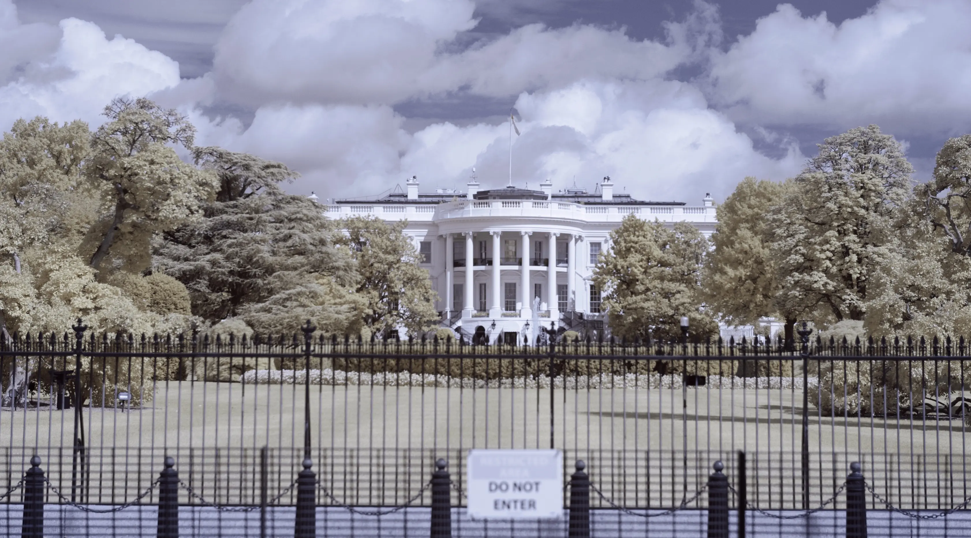 Pemandangan Gedung Putih di Washington DC (13/8). Foto ini dihasilkan dengan menggunakan kamera atau teknik Inframerah. (AFP Photo/Andrew Caballero-Renolds)