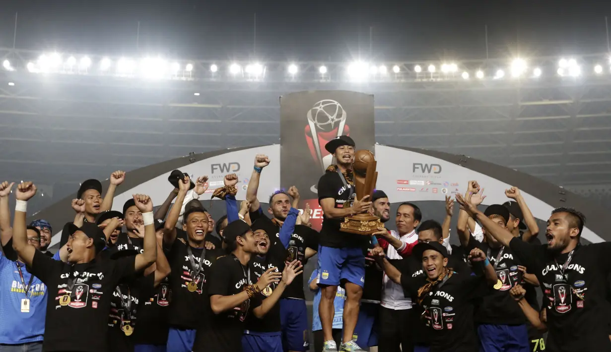 Pemain Persib menerima trofi juara Piala Presiden 2015 dari Presiden Joko Widodo di Stadion Utama Gelora Bung Karno, Jakarta, Minggu (18/10/2015). (Bola.com/Vitalis Yogi Trisna)