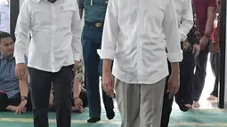 Presiden Joko Widodo dan pakar hukum tata negara, Yusril Ihza Mahendra bersiap menunaikan salat Jumat di Masjid Baitussalam di Kompleks Istana Bogor, Jawa Barat, Jumat (30/11). (Liputan6.com/HO/Biropers)