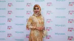 Dengan baju bernuansa coklat muda dan kerudung motif corak yang diikatkan ke belakang. Gaya hijab pendiri busana Dian Pelangi Fashion ini tetap simpel dan tetap terlihat anggun. (Kapanlagi/Muhammad Akrom Sukarya)