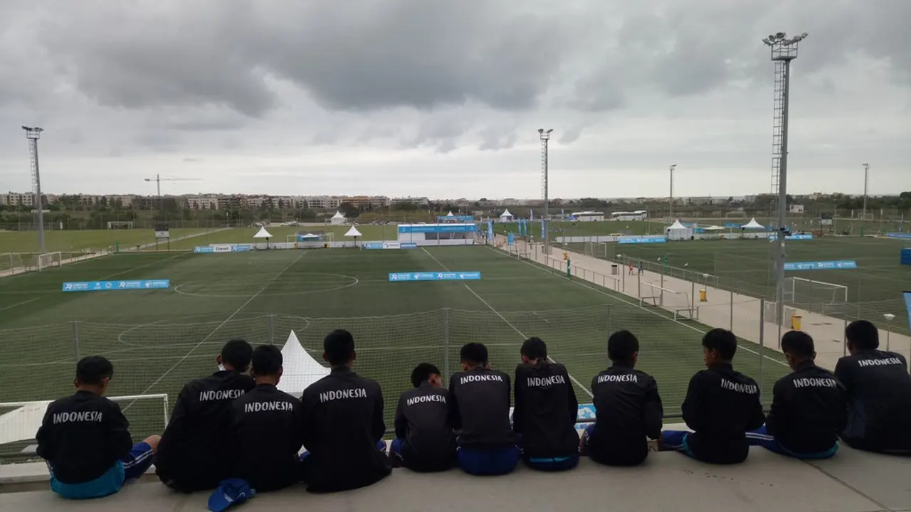 ASIOP Apacinti dan FOSSBI Rajawali Muda berlatih jelang Final Dunia Danone Nations Cup 2019 (Liputan6.com / Jonathan Pandapotan)
