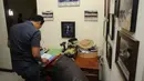 Penggeledahan di rumah Yayat A Sudrajat di Turangga D62, Bandung, Jumat (22/5/2015) untuk mencari barang bukti terkait kasus dugaan korupsi pembangunan Stadion Gedebage. Tampak, petugas saat melakukan penggeledahan. (Liputan6.com/Helmi Fithriansyah)