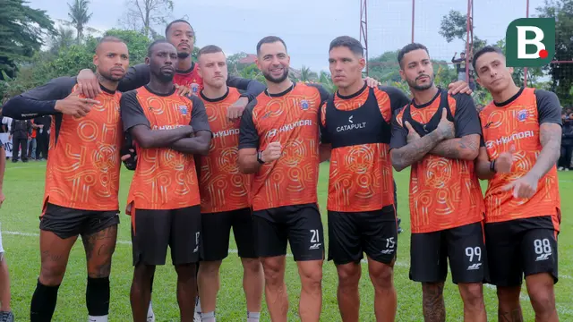 Foto: Pemain Asing Persija Takjub Didatangi Ribuan The Jak Mania saat Sesi Latihan Jelang Lawan Persib di BRI Super League