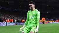 Kiper Arsenal, David Raya melakukan selebrasi setelah berhasil menepis dua tendangan pemain Porto saat laga leg kedua 16 besar Liga Champions 2023/2024 di Emirates Stadium, London, Inggris, Rabu (13/03/2024). (AFP/Adrian Dennis)