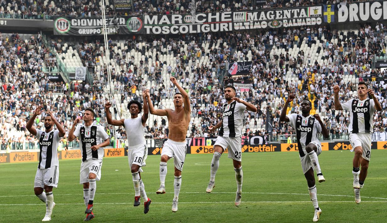 Striker Juventus, Cristiano Ronaldo, bersama rekan-rekannya merayakan kemenangan atas Sassuolo pada laga Serie A di Stadion Juventus, Turin, Minggu (16/9/2018). CR 7 cetak dua gol, Juve menang 2-0 atas Sassuolo. (AFP/Miguel Medina)