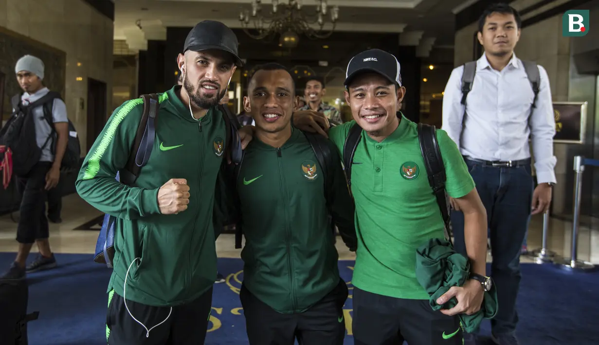 Pemain Timnas Indonesia, Evan Dimas, Irfan Jaya, Stefano Lilipaly, bersiap ke Bandara Soetta dari Hotel Sultan, Jakarta, Rabu (14/11). Timnas Indonesia akan berangkat ke Thailand untuk laga Piala AFF 2018. (Bola.com/Vitalis Yogi Trisna)