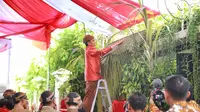 Proses pemasangan Bleketepe dan Tuwuhan (Adrian Putra/bintang.com)