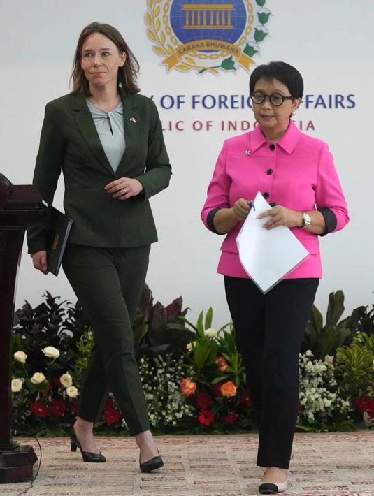 Menteri Luar Negeri Indonesia, Retno Marsudi (kanan) bersama Menteri Luar Negeri Belanda, Hanke Bruins Slot dalam pertemuan bilateral di Jakarta, Selasa, 31 Oktober 2023. (AP Photo/Tatan Syuflana)