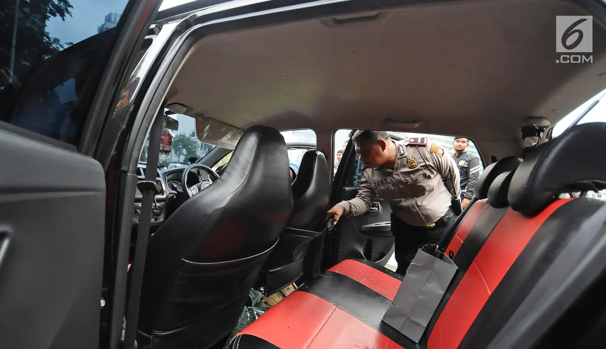 Petugas kepolisian mengecek mobil yang dibawa warga negara asing (WNA) usai melawan arus dan menabrak petugas Polisi Militer (PM) yang sedang bertugas di kawasan Dukuh Atas, saat di amankan di pospol Bundaran HI, Jakarta, Rabu (15/5/2019). (Liputan6.com/Herman Zakharia)