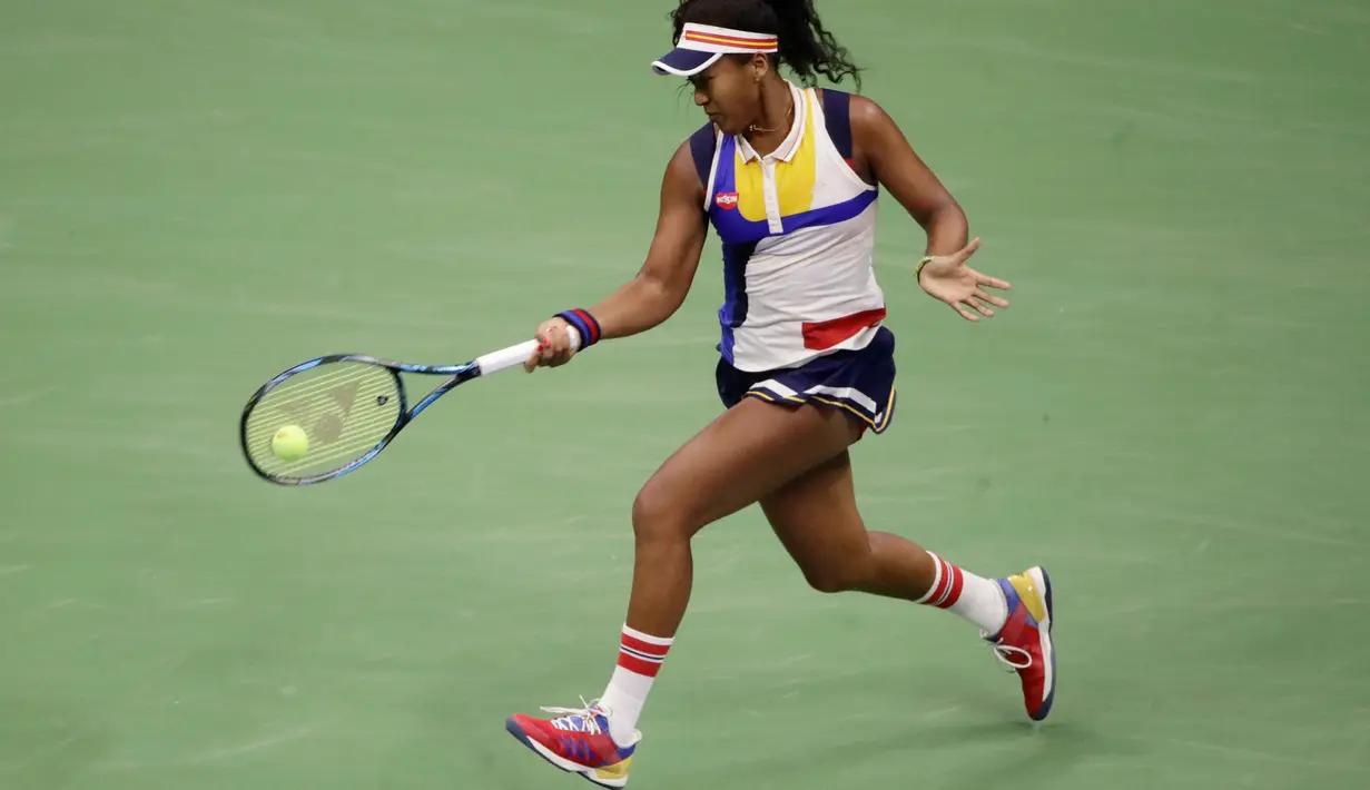 Naomi Osaka berusaha memukul bola saat melawan petenis Jerman, Angelique Kerber dalam putaran pertama AS Terbuka 2017 di New York (29/8). (AP Photo / Frank Franklin II)