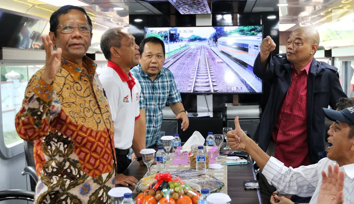Ketua Gerakan Suluh Kebangsaan Mahfud MD bersama Romo Benny dan para peserta dalam perjalanan hari kedua Jelajah Kebangsaan, Selasa (19/2). Kegiatan ini bertujuan untuk merawat kebhinekaan Indonesia. (Liputan6.com/JohanTallo)