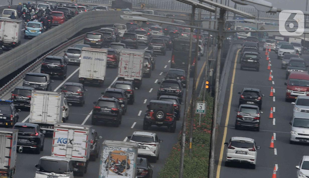 Arus lalu lintas di Jalan Gatot Subroto, Jakarta, Selasa (2/5/2023). (Liputan6.com/Herman Zakharia)