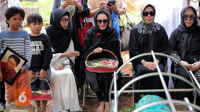 [Bintang] Pemakaman ayah Kiki Amalia