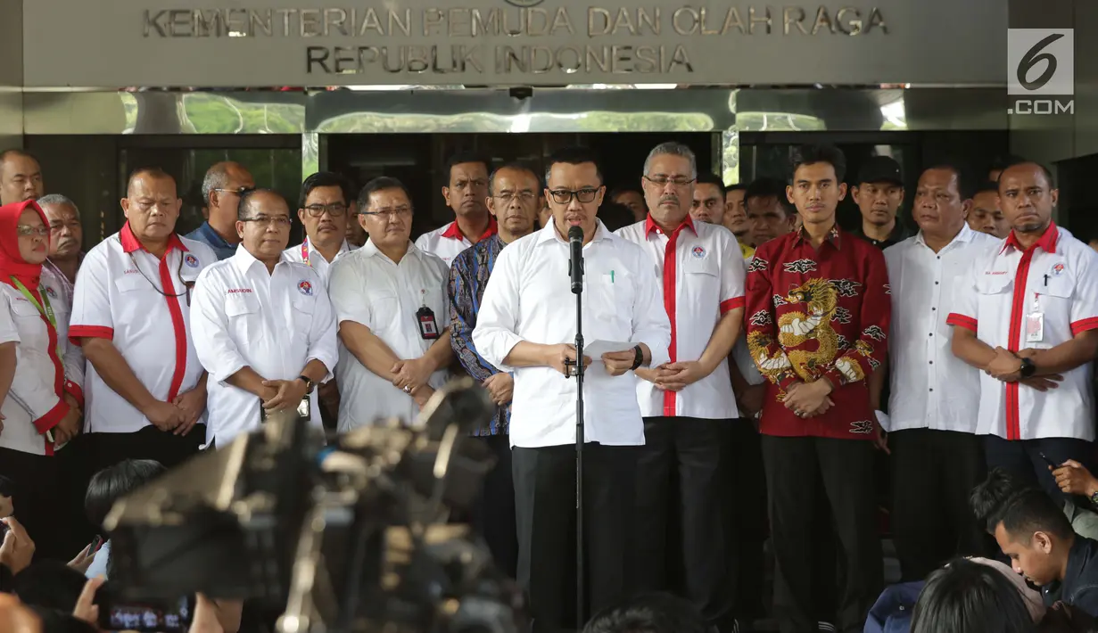 Menpora Imam Nahrawi (tengah) saat menyampaikan keterangan terkait pengunduran dirinya dari jabatan Menteri Pemuda dan Olahraga di Gedung Kemenpora, Jakarta, Kamis (19/9/2019). Sebelumnya, KPK menetapkan Imam Nahrawi sebagai tersangka kasus suap dana hibah KONI. (Liputan6.com/Helmi Fithriansyah)