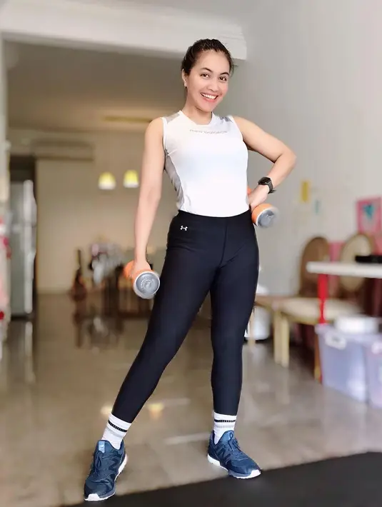 Hal menarik lain yang membuat Denada menyukai Zumba adalah setiap orang memiliki klasifikasinya tersendiri. Tentu tak lepas dari banyaknya kelas yang ditawarkan, dimana masing-masing kelas memiliki spesifikasi gerakan yang disesuaikan untuk audience-nya. (Instagram/denadaindonesia)