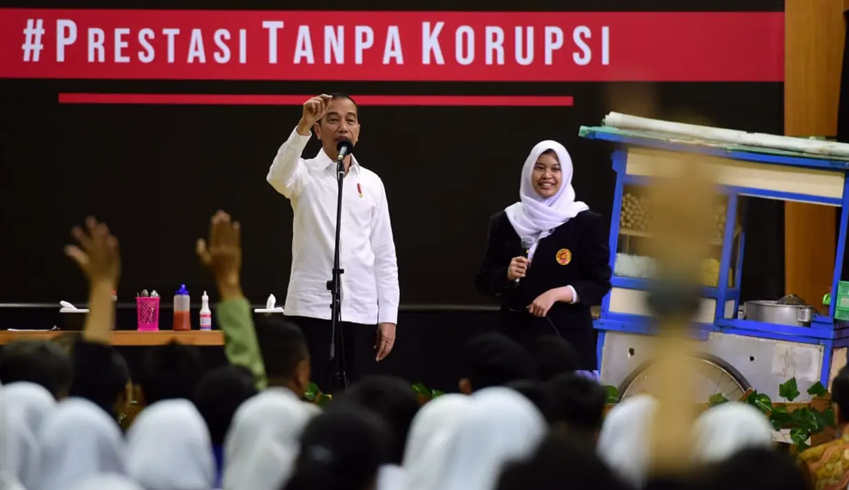 Presiden Joko Widodo (kiri) berbincang dengan murid seusai menyaksikan drama bertajuk Prestasi Tanpa Korupsi di SMKN 57 Jakarta, Jakarta Selatan, Senin (9/12/2019). Kegiatan tersebut dalam rangka memperingati Hari Antikorupsi Sedunia. (Liputan6.com/Biropres Kepresidenan)