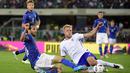 Perebutan bola antara pemain Italia dengan pemain Finlandia pada laga persahabatan di Stadion Marc'Antonio Bentegodi, Verona, Selasa (7/6/2016) dini hari WIB. (AFP/Olivier Morin)