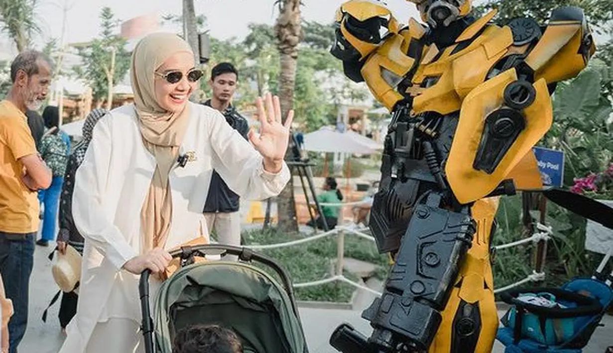 Zaskia Sungkar hadir mengenakan atasan putih serasi dengan celananya, dipadukan kerudung coklatnya.  [@_irishbella_]